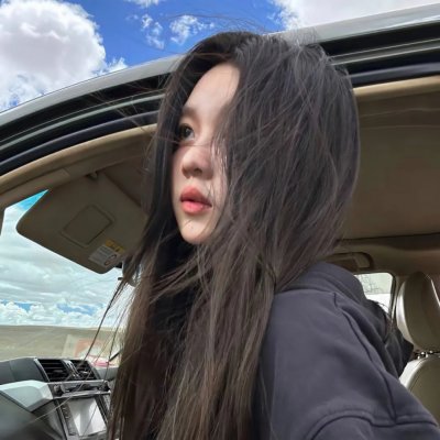 微光下的蓝色男孩